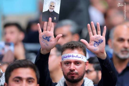 طی لفاظی اخیر ترامپ در مورد خلیج همیشه فارس کارگران در دیدار امروز خود با رهبر معظم انقلاب نام خلیج فارس را بر روی کف دستان خود حکاکی کردند.