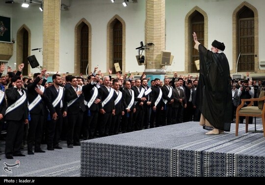هزاران نفر از کارگران سراسر کشور صبح روز شنبه ۲۰ اردیبهشت با حضرت ‌آیت‌الله خامنه‌ای رهبر معظم انقلاب اسلامی دیدار کردند.
