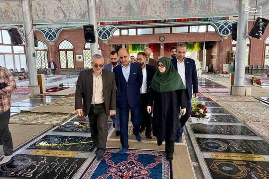 فاطمه مهاجرانی سخنگوی دولت طی سفر به استان گیلان در گلزار شهدای رشت حضور پیدا کرد.