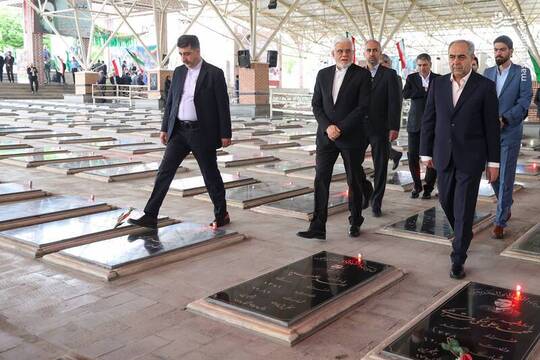 محمدرضا عارف معاون اول رئیس جمهور روز دوشنبه ۲۲ اردیبهشت طی سفر به استان آذربایجان شرقی در گلزار شهدای وادی رحمت تبریز حضور پیدا کرد و به مقام شهدا ادای احترام کرد.