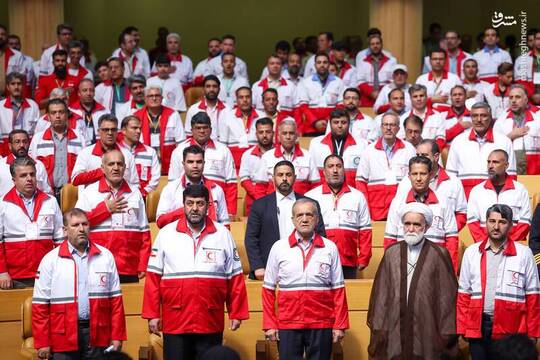 مسعود پزشکیان رئیس جمهور روز دوشنبه ۲۲ اردیبهشت در مراسم گرامیداشت هفته هلال احمر در سالن اجلاس سران حضور پیدا کرد.