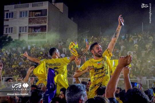 شادی شیرازی‌ها پس از صعود فجر سپاسی به لیگ برتر