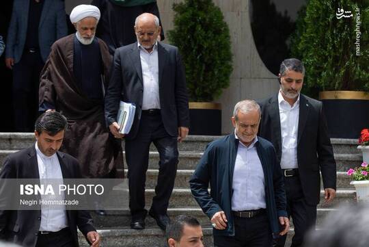 جمعی از وزیران و اعضای کابینه دولت چهاردهم امروز چهارشنبه ۲۴ اردیبهشت پس از جلسه هیأت دولت در محوطه نهاد ریاست جمهوری در جمع خبرنگاران حاضر و به سوالات آنها پاسخ دادند.