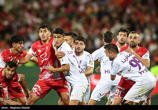 تیم فوتبال پرسپولیس در آخرین دیدار خود در بیست‌وچهارمین دوره لیگ برتر فوتبال مقابل هوادار قرار گرفت و توانست با دو گل به پیروزی برسد.