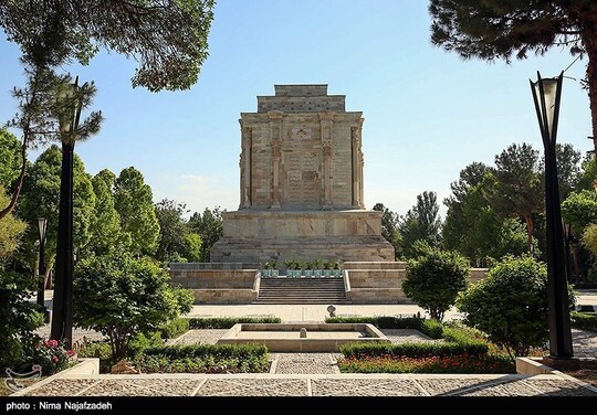 روز ۲۵ اردیبهشت به نام روز بزرگداشت فردوسی و پاسداشت زبان فارسی نامگذاری شده‌ است.