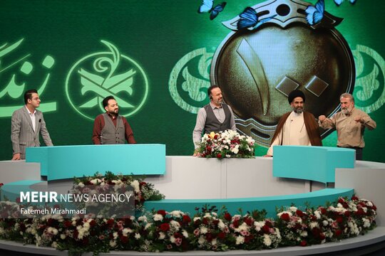 مراسم اختتامیه «زندگی با آیه‌ها» با حضور جمعی از مسئولان و مهمانان ویژه روز جمعه ۲۶ اردیبهشت از ساعت ۱۴ به صورت زنده از شبکه‌های دو، سه، افق، قرآن و تهران پخش شد.