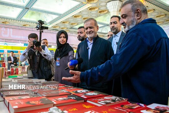 مسعود پزشکیان، رئیس‌جمهور صبح روز جمعه ۲۶ اردیبهشت از سی‌وششمین دوره نمایشگاه بین‌المللی کتاب در مصلی تهران بازدید کرد.