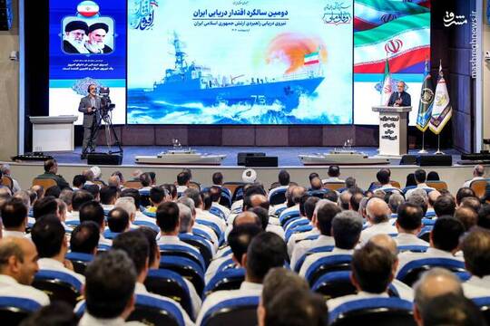 مسعود پزشکیان رئیس جمهور امروز شنبه ۲۷ اردیبهشت در دومین سالگرد بازگشت ناوگروه ۸۶ نیروی دریایی ارتش حضور پیدا کرد.