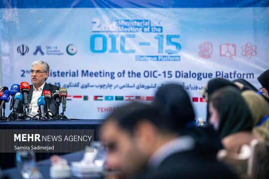نشست خبری دومین اجلاس وزرای آموزش عالی، علوم و فناوری کشوری‌های عضو پلتفرم گفتگوی OIC-15، با حضور حسین سیمایی صراف وزیر علوم تحقیقات و فناوری در سالن کنفرانس هتل اسپیناس پالاس برگزار شد.
