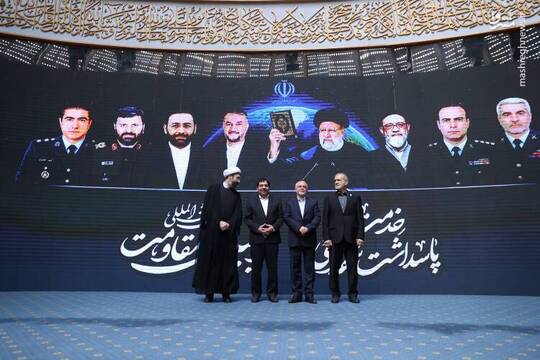 همایش بین‌المللی دیپلماسی مقاومت و بزرگداشت شهدای خدمت روز یکشنبه با حضور مسعود پزشکیان رئیس جمهور خانواده شهدای خدمت و جمعی ازمقامات کشوری و لشکری در سالن اجلاس سران برگزار شد.