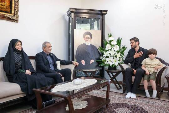 حضور رئیس جمهور در منزل شهیدان آل هاشم و موسوی
