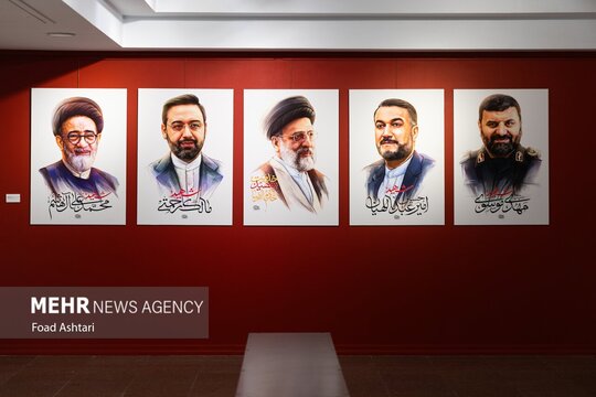 نمایشگاه پوستر و تایپوگرافی «خادمان ملت» به مناسبت اولین سالگرد شهادت آیت الله رئیسی و همراهان ایشان در گالری ابوالفضل عالی حوزه هنری تهران بر پا شد.