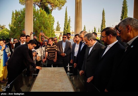 سید عباس عراقچی وزیر امور خارجه در جریان سفر خود به استان فارس و شهرستان شیراز عصر روز پنجشنبه از آرامگاه حافظ و سعدی شیرازی شاعران بلند آوازه فارسی دیدار کرد.