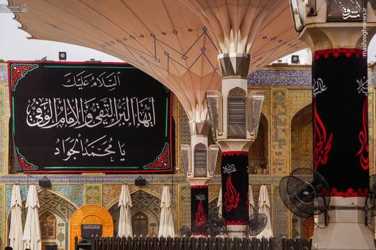 به مناسبت فرا رسیدن ایام شهادت اقا جوادالائمه علیه‌السلام خادمان حرم امیرالمومنین حرم مطهر علوی را سیاهپوش کردند.