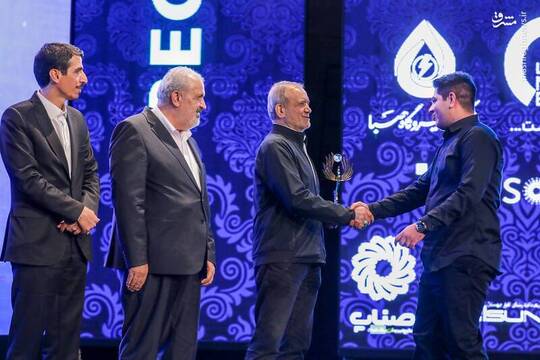 مسعود پزشکیان رئیس جمهور امروز شنبه ۳ خرداد در مراسم ششمین جایزه ملی انرژی‌های تجدیدپذیر حضور پیدا کرد.
