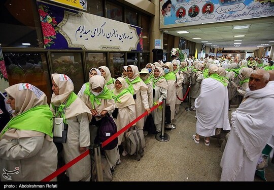 ازدواج ۴۰ زوج دانشجوی دانشگاه علوم پزشکی ایران بعد از ظهر روز یکشنبه ۴ خرداد ماه در سالن همایش‌های رازی دانشگاه علوم پزشکی برگزار شد.