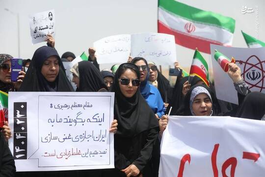 جمعی از دانشجویان با تجمع مقابل سایت هسته‌ای نطنز، زنجیره انسانی تشکیل داده‌اند.