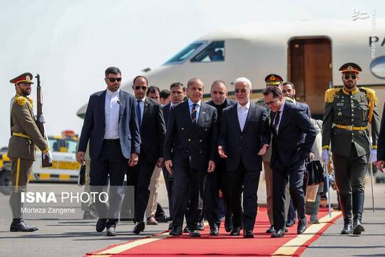 شهباز شریف، نخست وزیر پاکستان دوشنبه ۵ خرداد در راس هیاتی بلندپایه وارد تهران شد و مورد استقبال اسکندر مومنی وزیر کشور قرار گرفت.