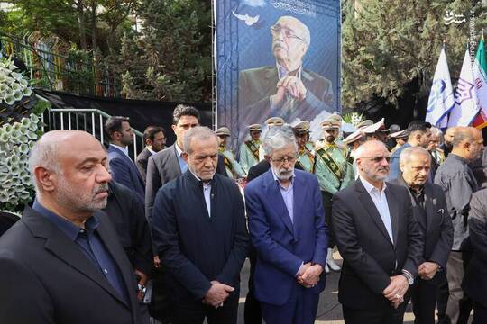 مسعود پزشکیان رئیس جمهور صبح امروز دوشنبه ۵ اردیبهشت در آیین تشییع پیکر مرحوم ناصر قفلی رئیس فقید جامعه خیرین مدرسه‌ساز کشور شرکت کرد.