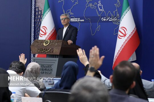 نشست خبری اسماعیل بقایی، سخنگوی وزارت امور خارجه صبح امروز دوشنبه ۵ خرداد با حضور اصحاب رسانه برگزار شد.
