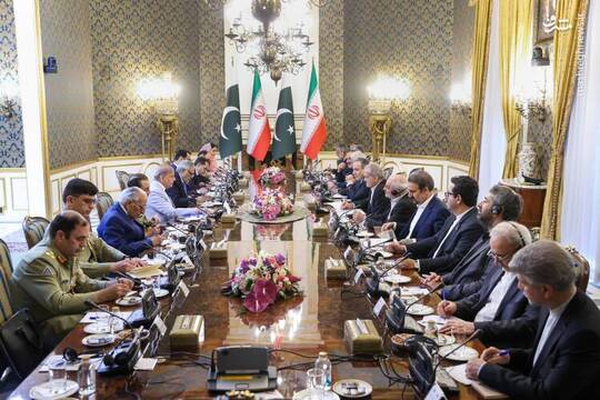 نشست مشترک و مطبوعاتی هیئت های عالی‌رتبه جمهوری اسلامی ایران و پاکستان، بعد از ظهر امروز دوشنبه در مجموعه فرهنگی، تاریخی سعدآباد برگزار شد.
