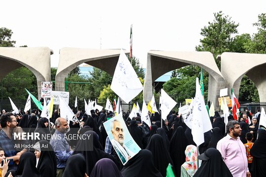 راهپیمایی دختران انقلاب با شعار حجاب آرمان روح الله و وفاق خمینی (ره) بعد از ظهر روز پنجشنبه ۸ خرداد ماه از چهارراه ولیعصر (عج) تا دانشگاه تهران برگزار شد.