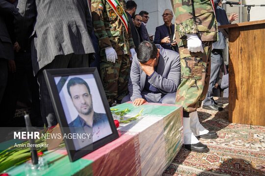 مراسم تشییع پیکر قاضی شهید احسان باقری با حضور حجت‌الاسلام والمسلمین موحدی آزاد دادستان کل کشور و جمعی از مسئولین استانی از مقابل دادگستری فارس به سمت حرم حضرت شاهچراغ (ع) برگزار شد.