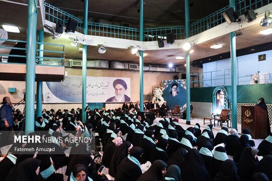 تجدید بیعت بانوان فعال فرهنگی با آرمان‌های امام خمینی (ره) صبح روز یکشنبه ۱۱ خرداد در حسینیه جماران برگزار شد.