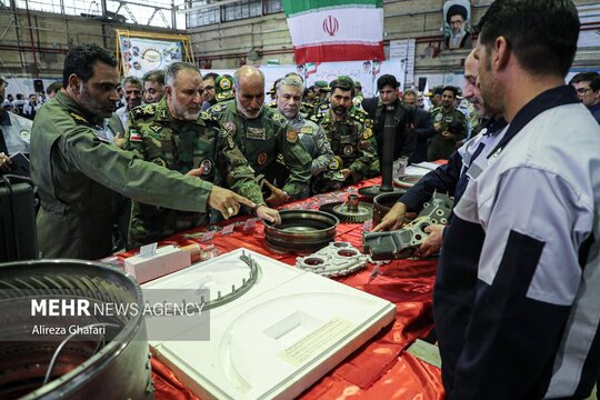 امیر سرتیپ کیومرث حیدری فرمانده نیروی زمینی ارتش از نمایشگاه دستاوردهای قطعات بالگردی در صنایع یا علی (ع) اصفهان بازدید کرد.