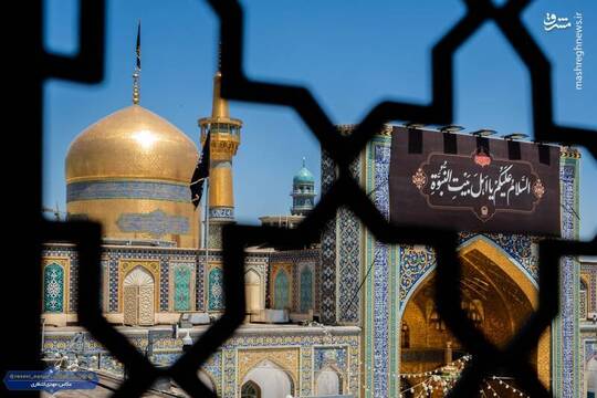 به مناسبت فرا رسیدن ایام شهادت امام محمد باقر علیه‌السلام خادمان حرم رضوی کتیبه‌های سیاه را در حرم مطهر نصب کردند.