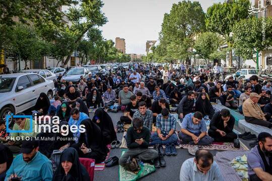 مراسم قرائت دعای پر فیض عرفه در نهمین روز از ماه ذی الحجه عصر پنجشنبه (۱۵ خرداد ۱۴۰۴) با حضور جمعی از شهروندان در حسینیه صنف «لباس فروشان» در خیابان سعدی برگزار شد.