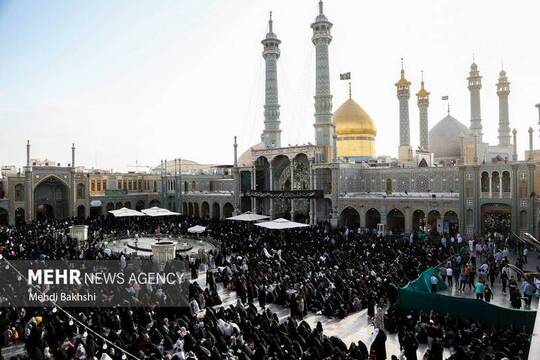 همزمان با دهم ذی‌الحجه و وقوف حجاج خانه خدا در صحرای عرفات، دعای روز عرفه، پنجشنبه ۱۵ خرداد در حرم حضرت معصومه(س) برگزار شد.