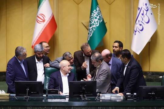 جلسه علنی مجلس شورای اسلامی امروز یکشنبه ۱۸ خرداد به ریاست محمدباقر قالیباف رئیس مجلس راس ساعت ۸ و ۵ دقیقه و با حضور ۱۹۷ نفر از نمایندگان برگزار شد.