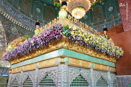 گل‌آرایی ضریح حرمین سامرا برای ولادت امام هادی(ع)