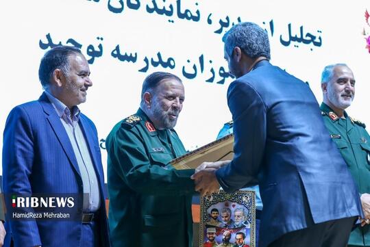 آیین تقدیر از دانش‌آموزان خلاق، نوآور و مبتکر مدارس شهرک‌های سازمانی وزارت دفاع و پشتیبانی نیرو‌های مسلح با حضور امیر عزیز نصیرزاده وزیر دفاع و پشتیبانی نیرو‌های مسلح در سالن همایش‌های سازمان صنایع دفاع برگزار شد.