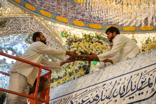 به مناسبت فرا رسیدن ایام عید سعید غدیر خم ضریح نورانی امیرالمومنین علی علیه‌السلام توسط خادمان آستان علوی غبارروبی و گل‌آرایی شد.