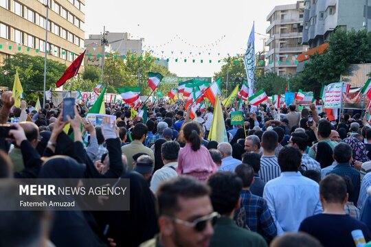 تجمع مردمی «ایران؛ ذوالفقار علی» در تهران همزمان با سراسر کشور از ساعاتی پیش آغاز شده و شهروندان در این مراسم بر اتحاد در برابر دشمن و درخواست پاسخ کوبنده به رژیم صهیونی تاکید دارند.