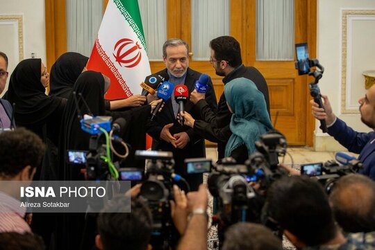 سید عباس عراقچی، وزیر امور خارجه در جمع خبرنگاران در حاشیه دیدار رؤسای نمایندگی‌های خارجی و بین‌المللی مقیم تهران با وزیر خارجه