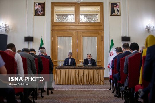 سید عباس عراقچی، وزیر امور خارجه و اسماعیل بقایی، سخنگوی وزارت امور خارجه در دیدار رؤسای نمایندگی‌های خارجی و بین‌المللی مقیم تهران با وزیر خارجه