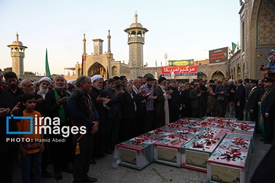 مراسم تشییع پیکر ۸ شهید حملات رژیم صهیونیستی به قم، دوشنبه  از میدان جانبازان به سمت حرم حضرت فاطمه معصومه(س) برگزار شد.