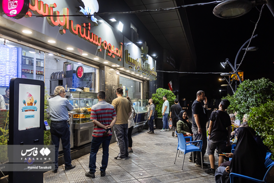 با وجود حملات رژیم صهیونیستی به تهران، شب ها در خیابان های شهر زندگی جریان دارد.