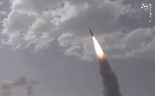 تصاویر منتشر شده از شلیک موشک‌های سوخت جامد و مایع ایران شامل نسل سوم موشک بالستیک خیبرشکن با کلاهک چندگانه علیه اهدافی در اسرائیل طی حملات امروز را ببینید.
