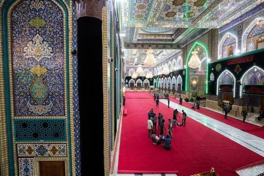 حرم مطهر امام حسین (ع) به مناسبت فرا رسیدن ماه محرم ۱۴۴۷ هجری قمری با فرش قرمز پوشانده شد.