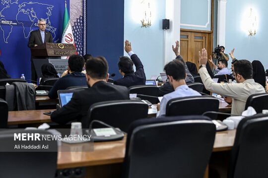 نشست خبری اسماعیل بقایی، سخنگوی وزارت امور خارجه صبح امروز دوشنبه ۲ تیرماه با حضور اصحاب رسانه برگزار شد.