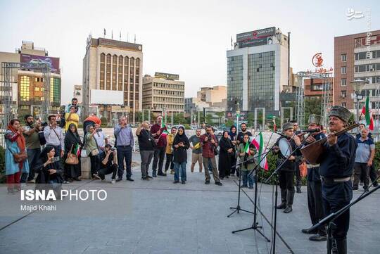عاشیق احد ملکی دوشنبه ۲ تیر در میدان هفت تیر تهران به صورت رایگان در حضور جمعی از مردم به اجرای موسیقی آذری پرداخت.