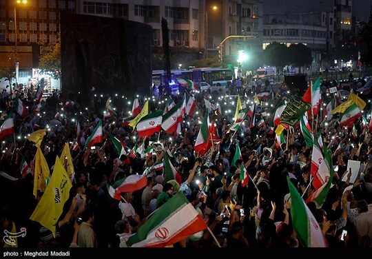 مردم تهران عصر امروز با حضور در میدان انقلاب ضمن تقدیر از تلاش‌های نیروهای مسلح در مقابله با جنایات رژیم صهیونیستی خواستار هوشیاری آنها مقابل هرگونه اقدامی از سوی این رژیم شدند.