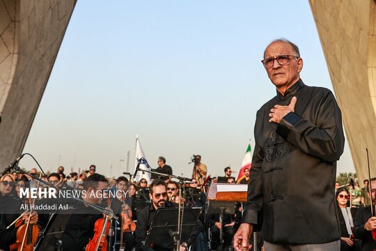اجرای ارکستر سمفونیک تهران در میدان آزادی