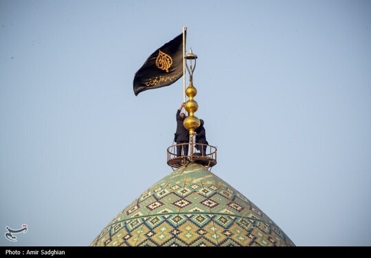 آیین سیاه پوشان و تعویض پرچم گنبد حرم حضرت شاهچراغ (ع) به مناسبت آغاز ماه محرم عصر روز چهارشنبه با حضور خادمین و مجاورین آستان احمدی و محمدی برگزار گردید.