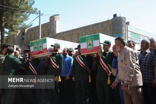 مراسم تشییع پیکر مطهر شهیدانی که در حملات موشکی و هوایی رژیم صهیونیستی به شهادت رسیدند، صبح چهارشنبه ۴ تیر در کرمان برگزار شد.