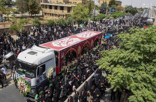 مراسم تشییع پیکر مطهر ۹ شهید حمله تروریستی از کانون شهید سبحانی تا میدان شهدا شهر کرج برگزار شد.